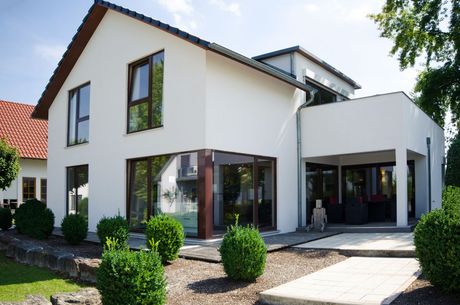 Ein blaues Haus mit weissen Verzierungen und einer Veranda