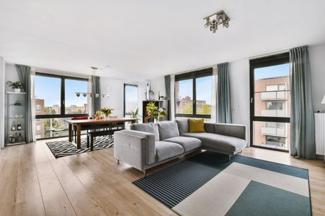 Ein grosses Haus mit vielen Bäumen davor
