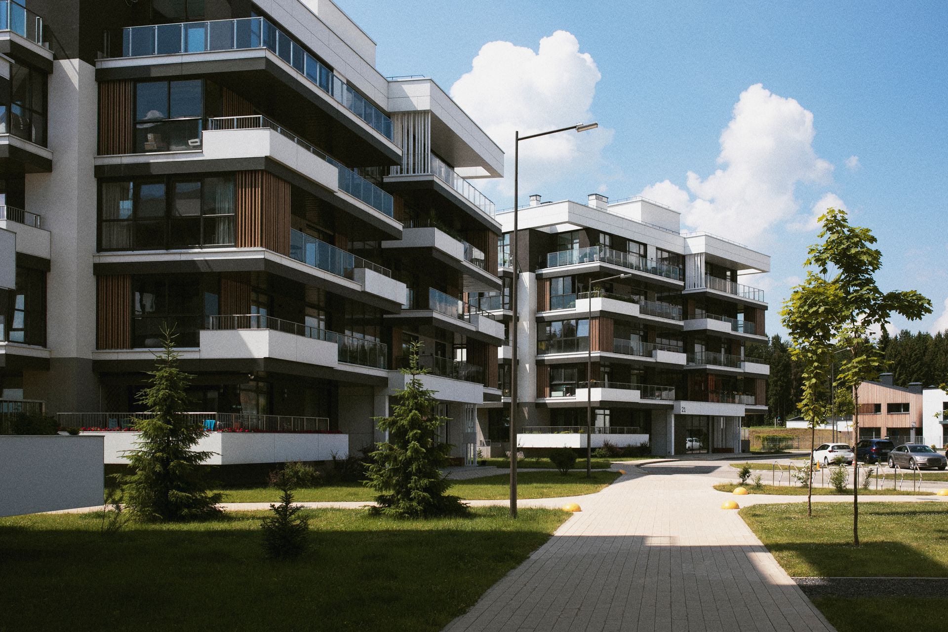 Ein grosses Wohnhaus mit einem Gehweg, der dorthin führt