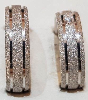 eine Nahaufnahme eines Paares Ohrringe auf weißem Hintergrund