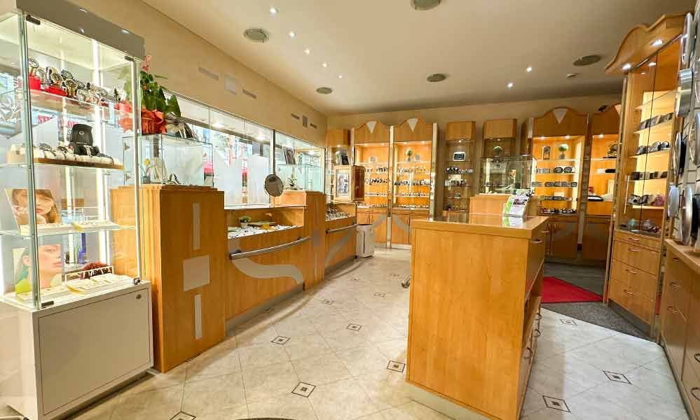 Ein Juweliergeschäft mit vielen Schmuckstücken und Uhren.