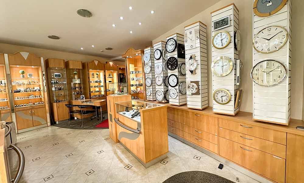 Ein Geschäft voller Uhren.