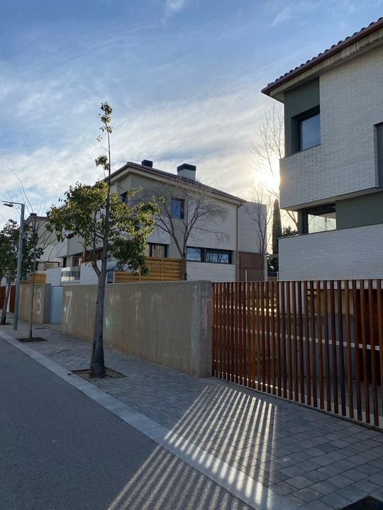 Una filera de cases amb el sol brillant a través de les finestres