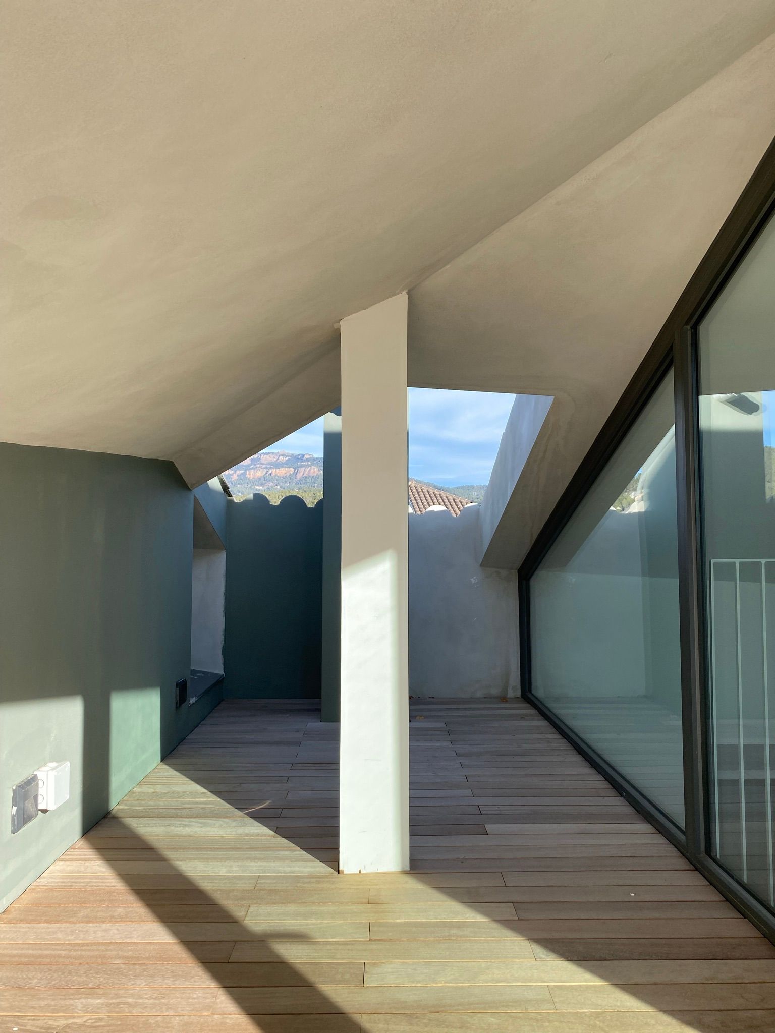 Una escala en un edifici amb un pilar i un banc.