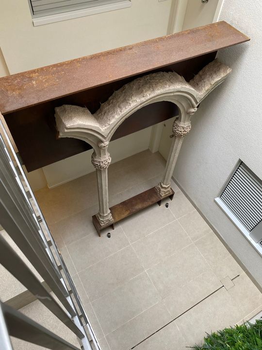 Una escala amb barana blanca i esglaons de fusta