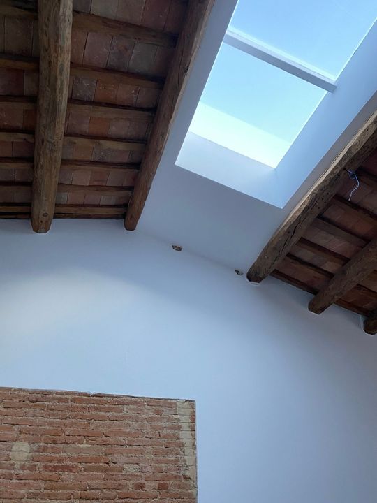 Una piscina amb escales que hi porten