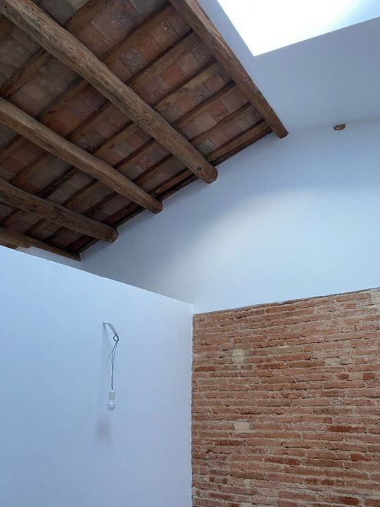 Un gran edifici blanc amb una piscina al davant