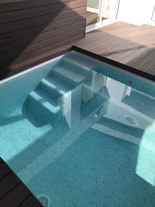 Una piscina amb escales que hi porten