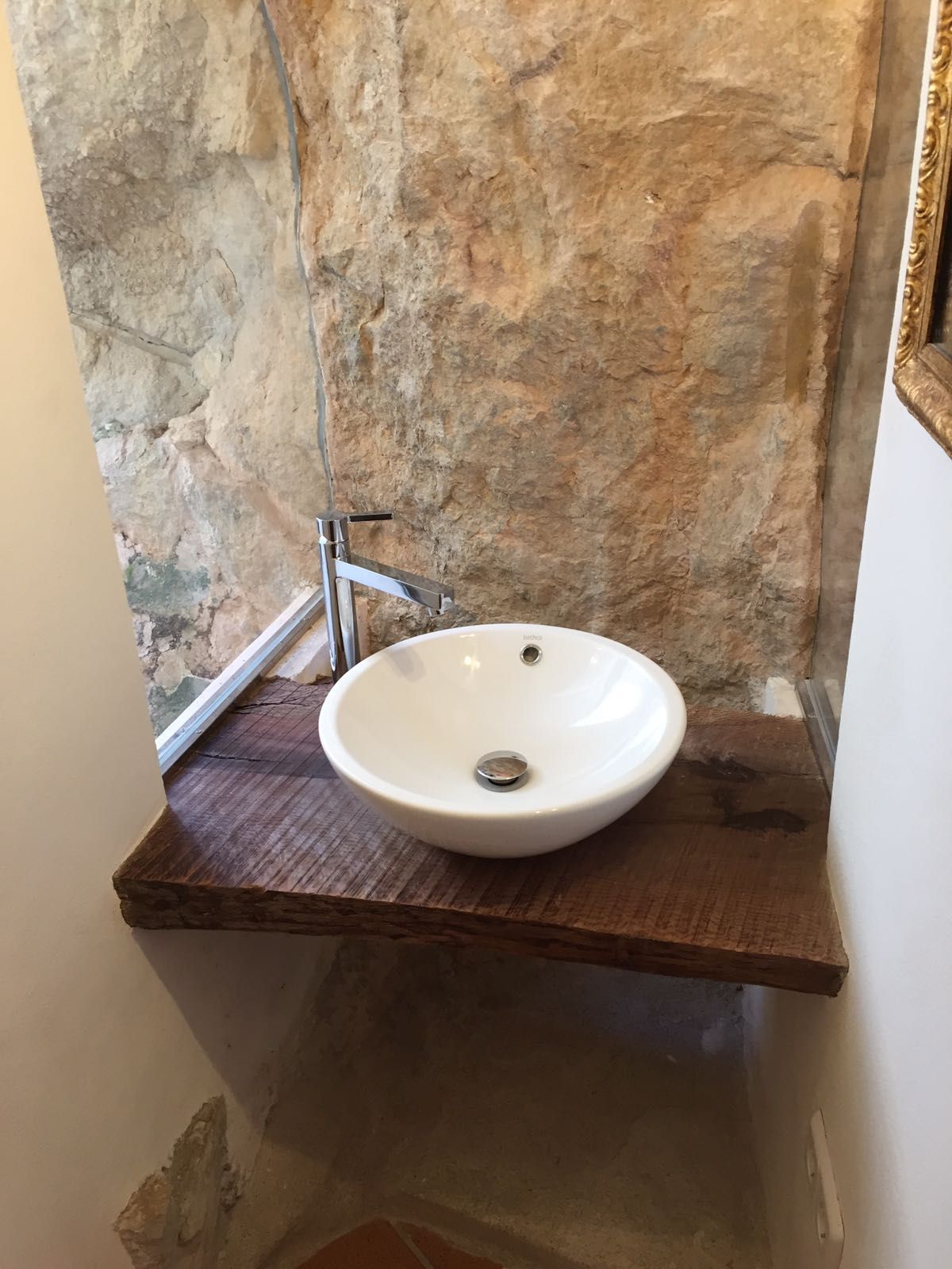 Una casa blanca con una valla de madera delante.