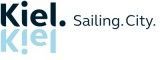 Kiel-Logo in Schwarz und Blau mit dem Slogan „Sailing.City“.