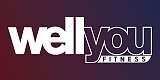 WellYou Fitness-Logo auf bordeauxrotem Hintergrund, weißer Text mit einem violetten „you“ und kleinem „FITNESS“-Label