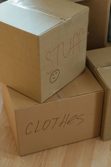 Cajas de cartón etiquetadas como