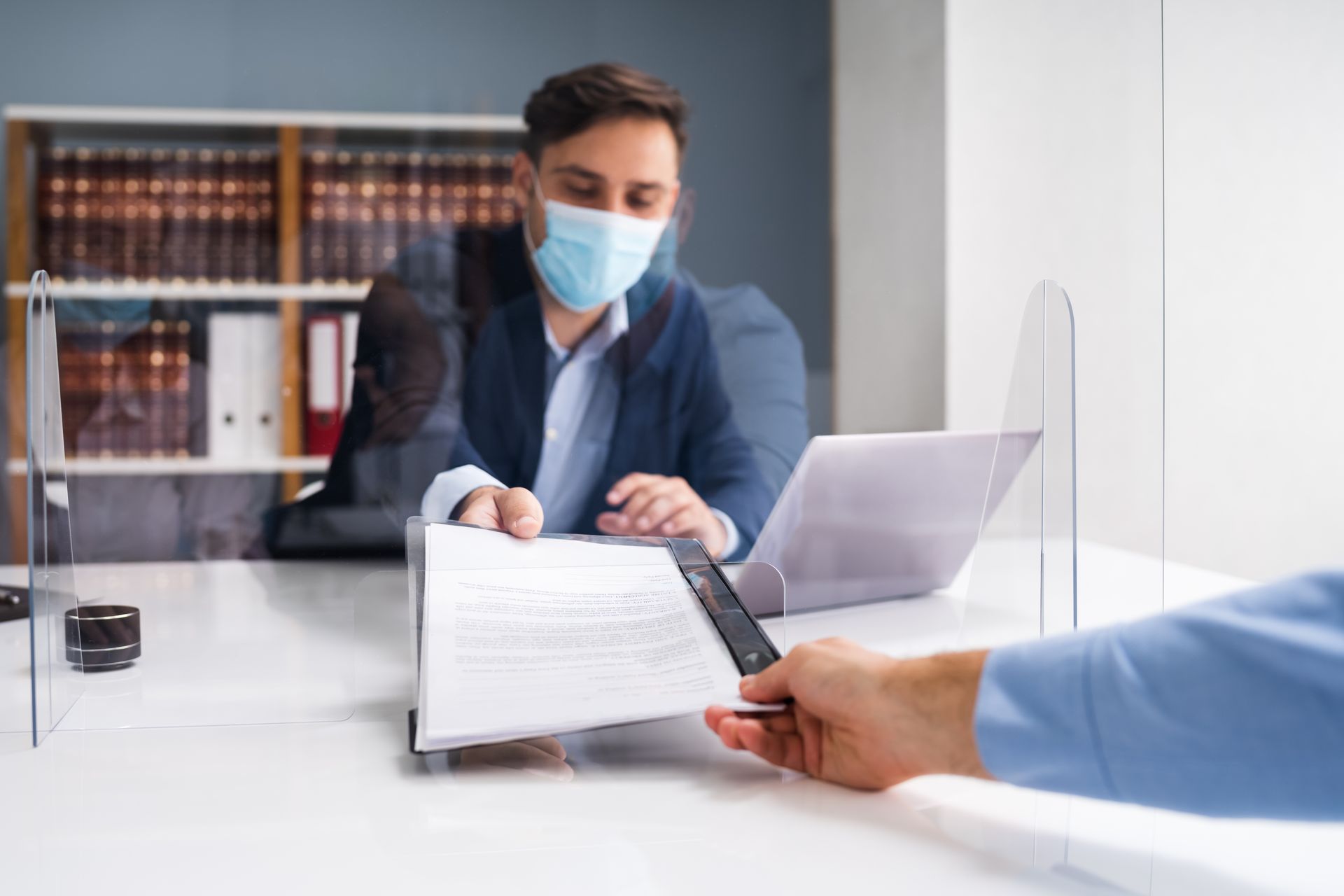 Conseiller funéraire tendant un dossier