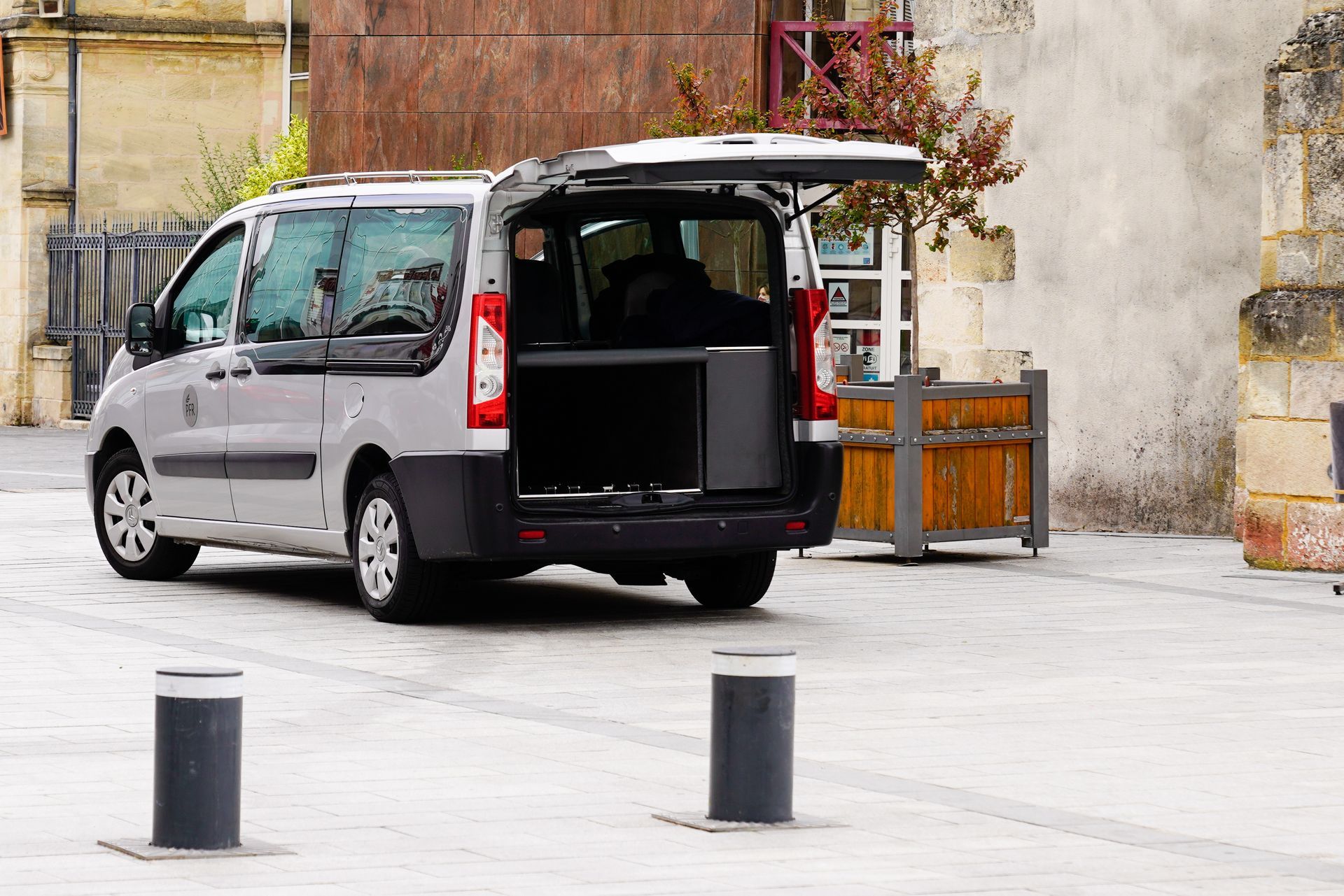 Véhicule de transport funéraire avec le coffre ouvert