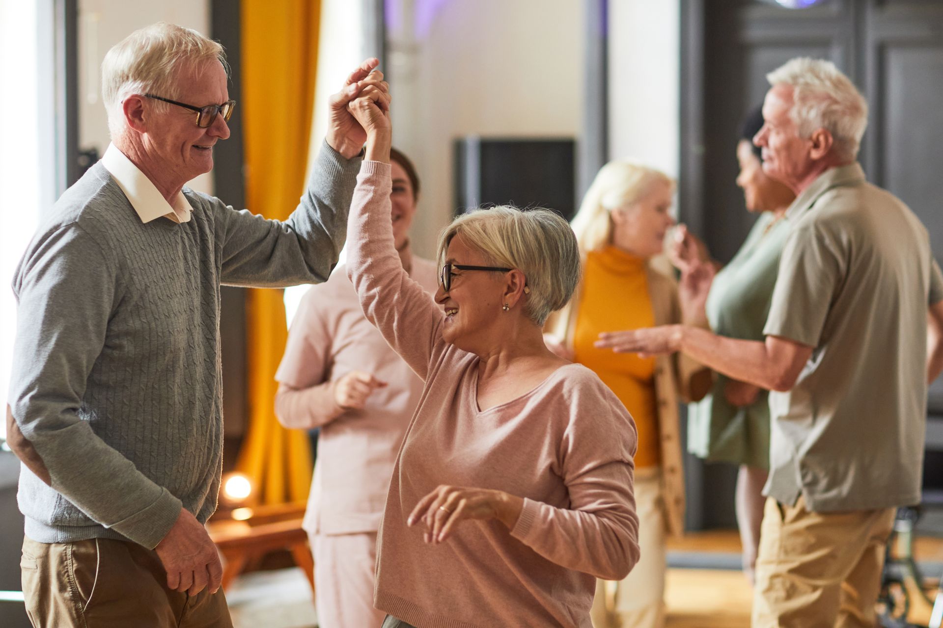 Un groupe de seniors en train de danser