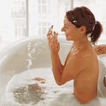 Frau badet in einer Badwanne
