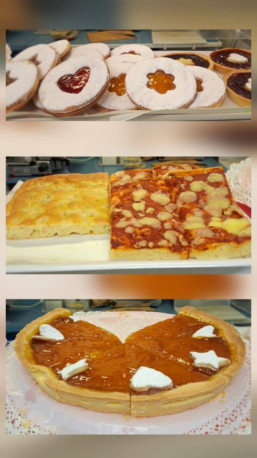 Assortimento di dolci: biscotti con marmellata, quadrotti di pizza e una crostata di frutta con biscotti a forma di stella.