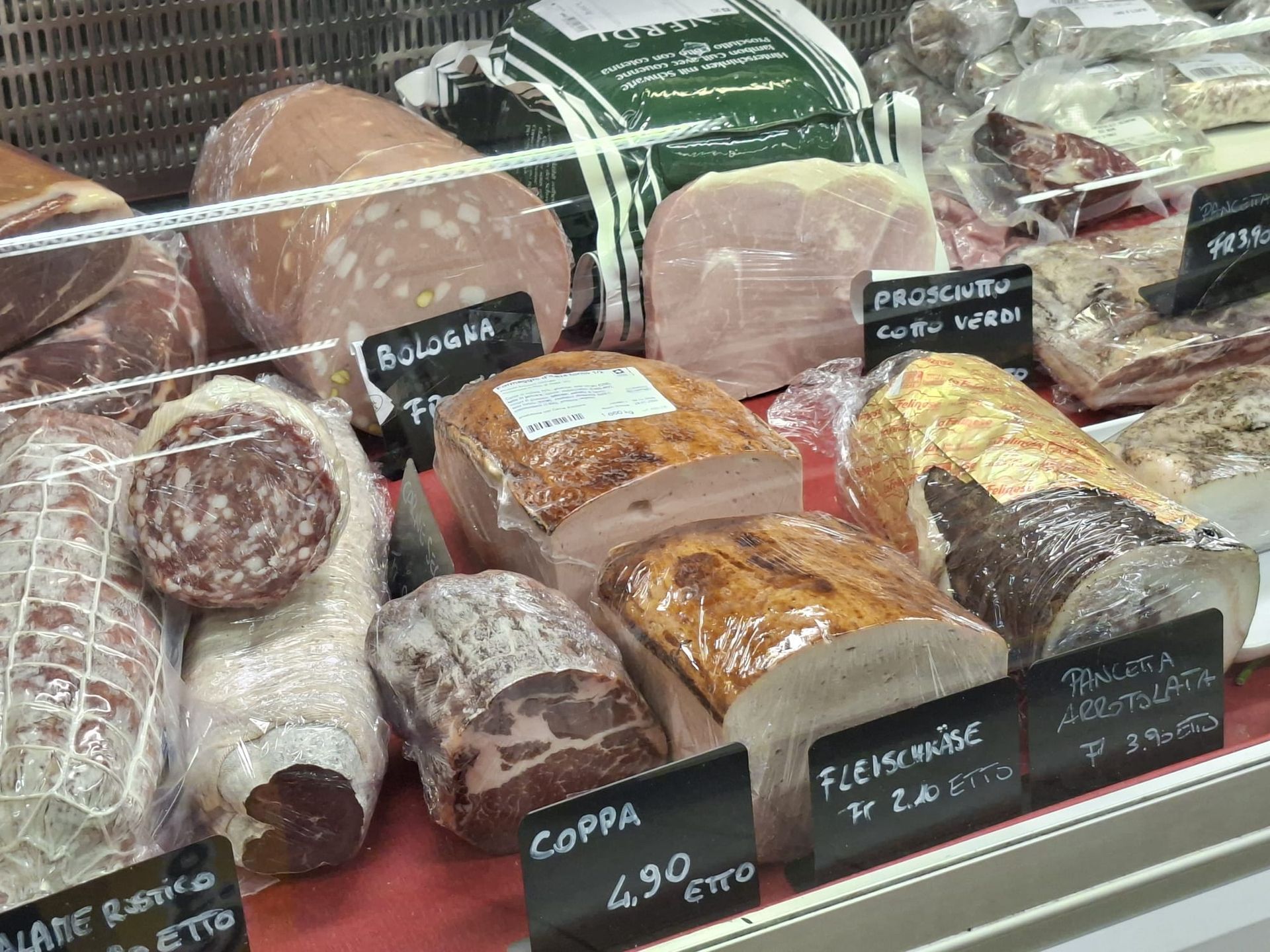 Pagnotte di pane appena sfornate su scaffali di metallo in un panificio.