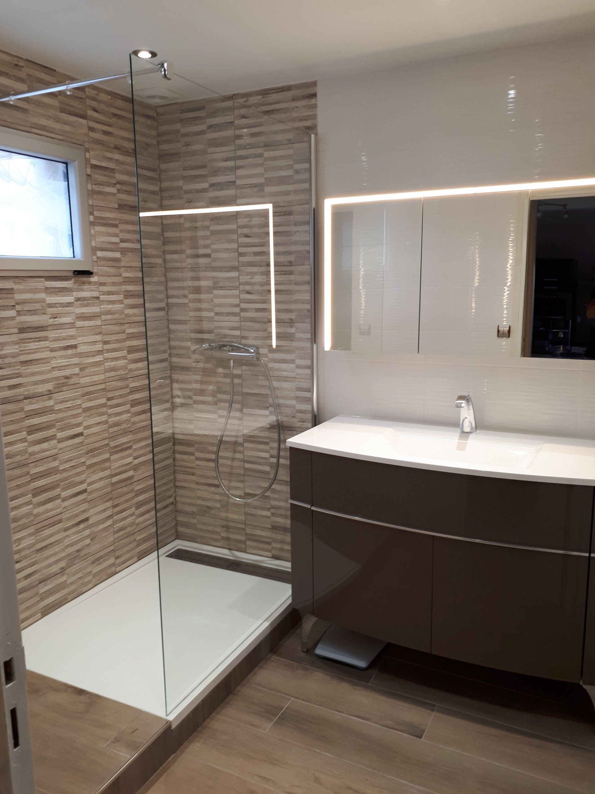 Salle de bains carrelage imitation bois