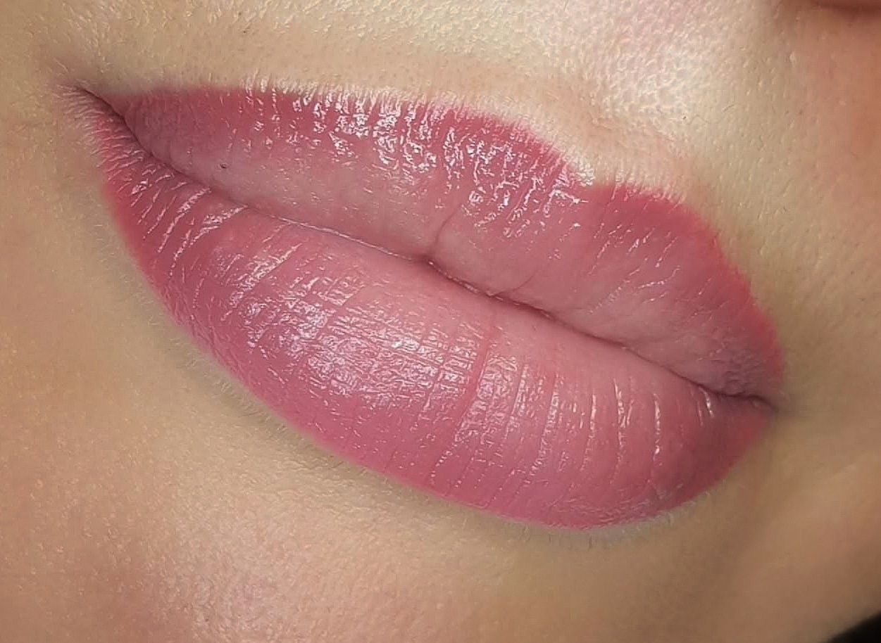 Lèvres après un maquillage permanent avec un pigment rose