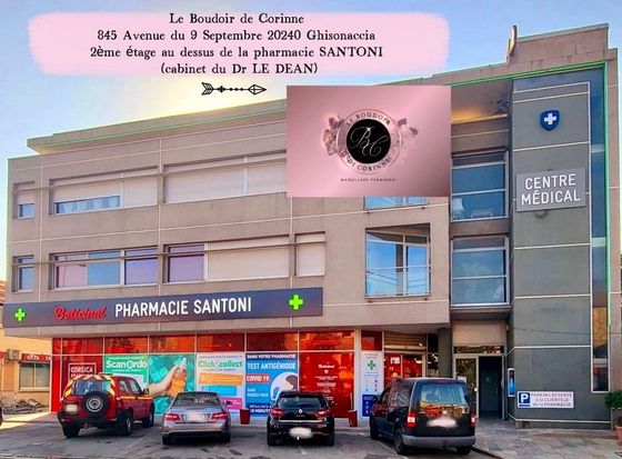 Extérieur de la pharmacie et du centre médical Santoni, avec des voitures garées devant.
