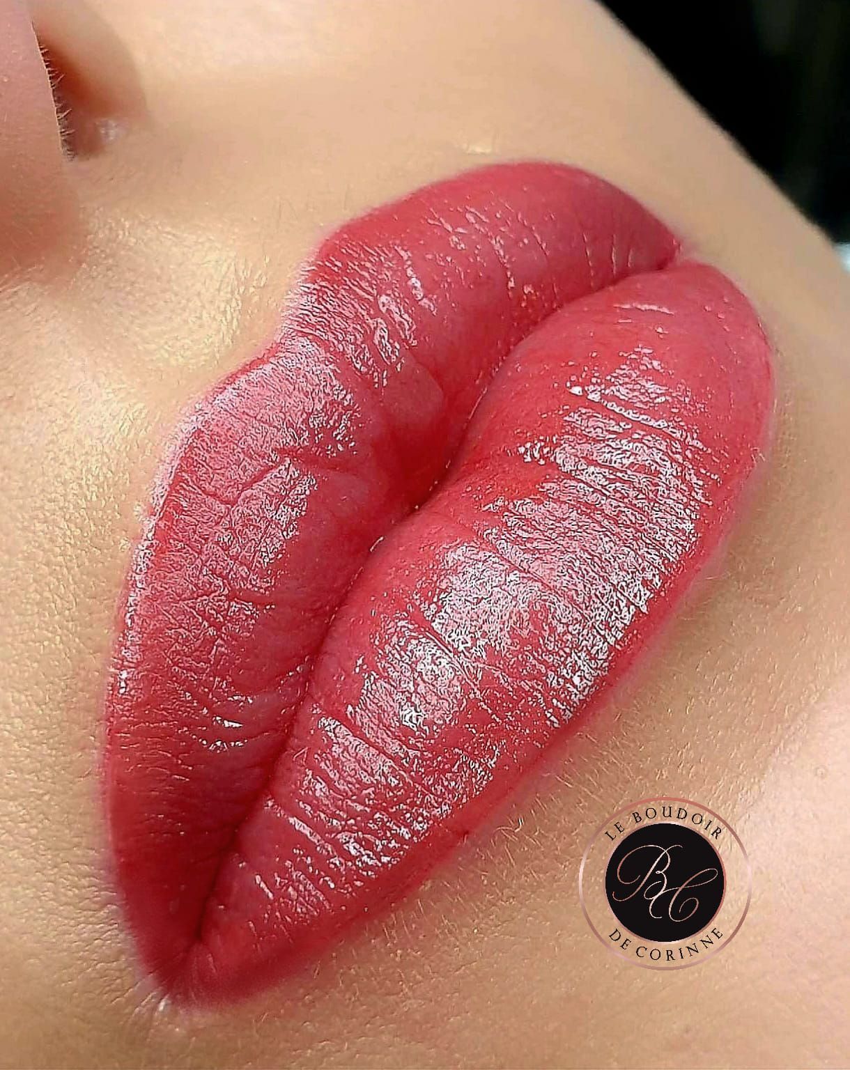 Lèvres après un maquillage permanent avec un pigment rouge clair