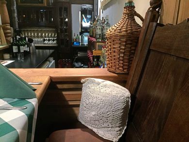 Sitzmöglichkeit im Wirtshaus in der Poststraße