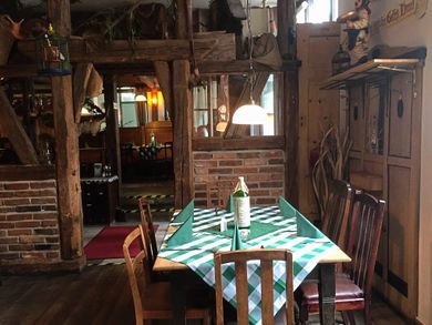 Sitzmöglichkeit im Wirtshaus in der Poststraße