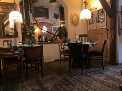 Tische im Wirtshaus in der Poststraße