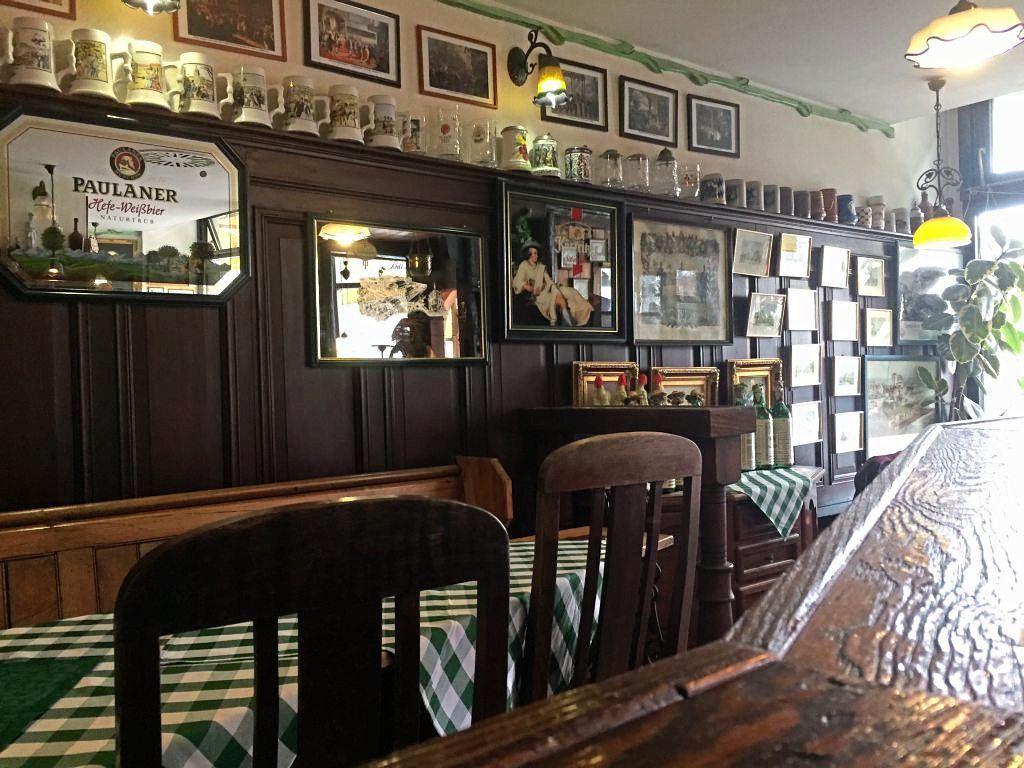 Tisch an der Theke im Wirtshaus in der Poststraße
