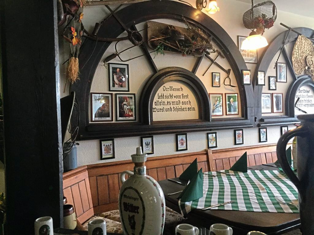 Blick auf Sitzecke im Wirtshaus in der Wilhelmstraße