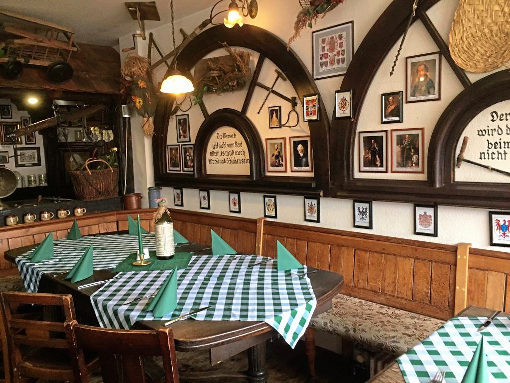 Tisch mit Bank und Stühlen im Wirtshaus in der Wilhelmstraße