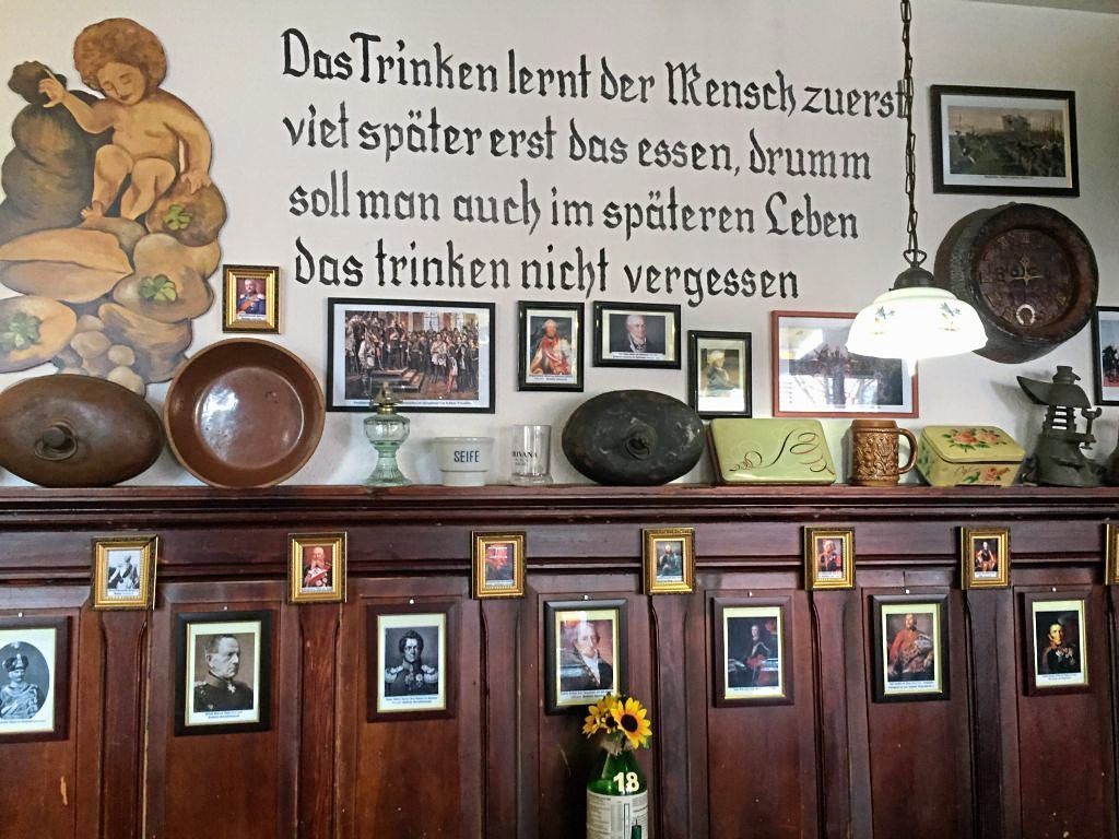 Wandspruch und Bilder im Wirtshaus in der Wilhelmstraße