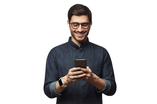 Personne souriante portant des lunettes utilisant un smartphone.