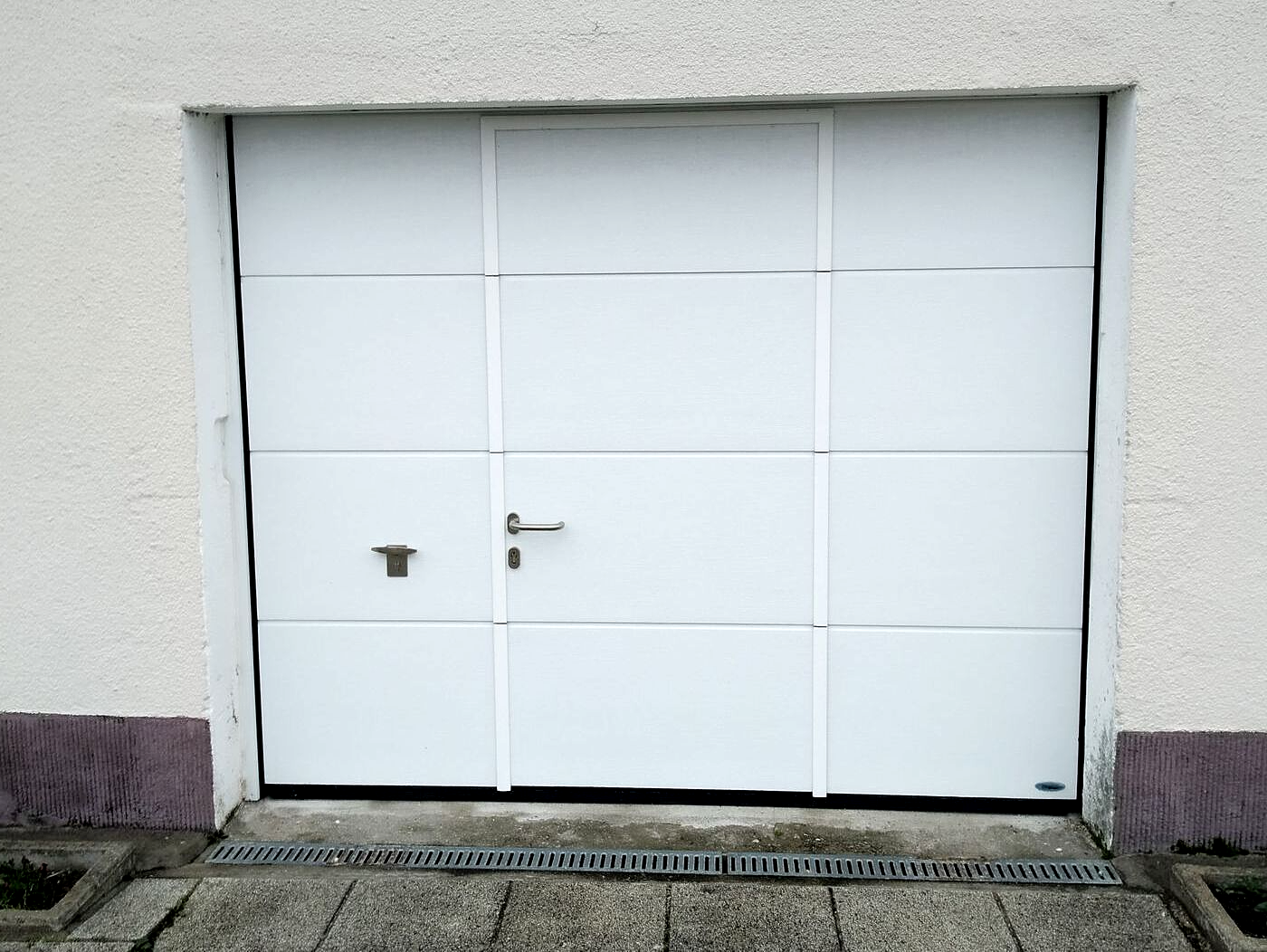 Porte de garage sectionnelle motorisée avec portillon