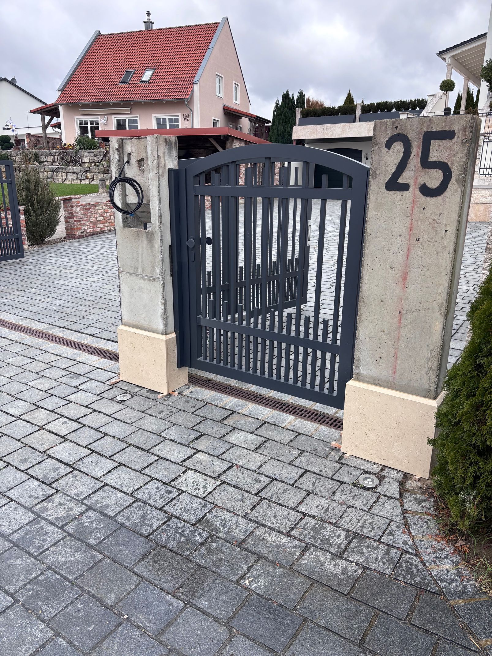 Weg zum Haus Naturstein