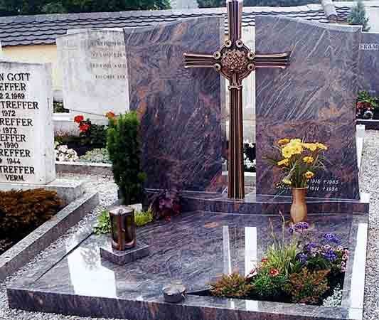 Grabmal vollflächig mit Kreuz