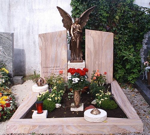 Grabmal mit Statue
