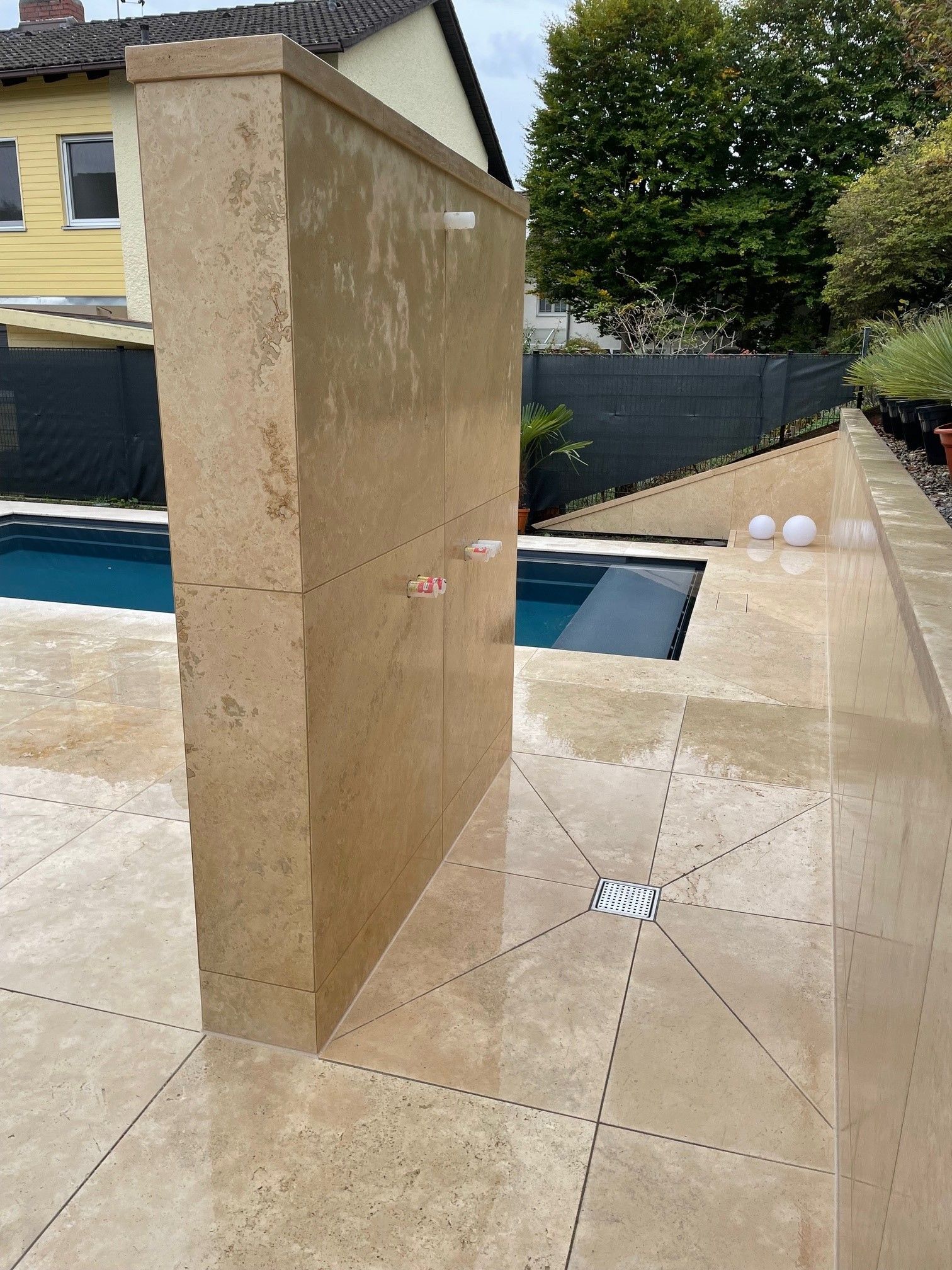 Outdoordusche naturstein