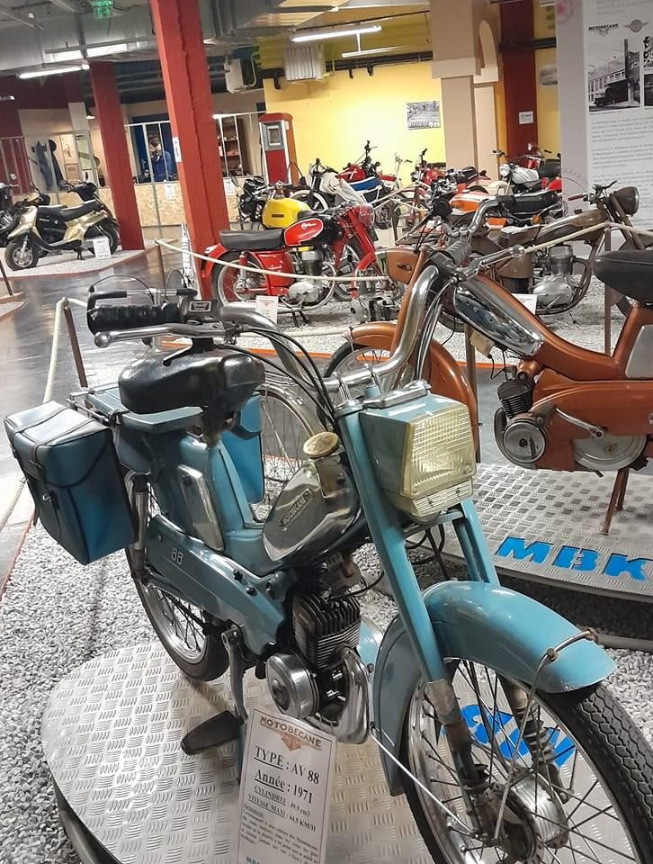 Dans un stade, un soldat romain voit le reflet du visage souriant d'un enfant sur la surface polie de son épée dressée.