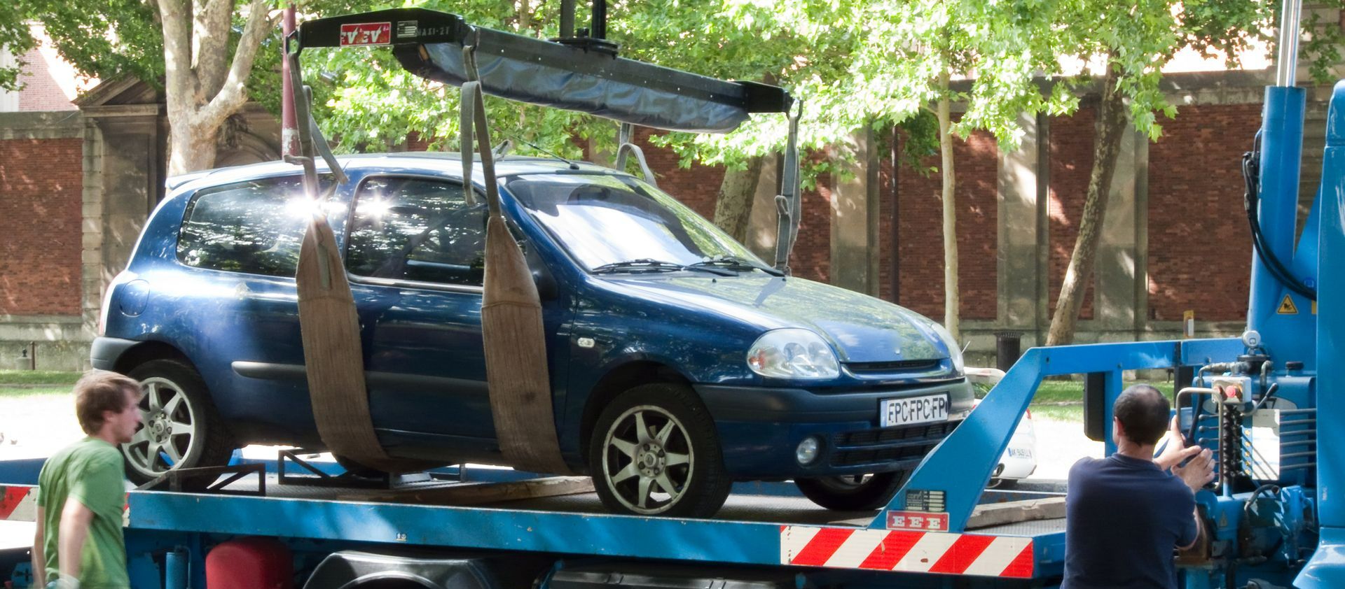 Voiture bleue transportée sur un plateau