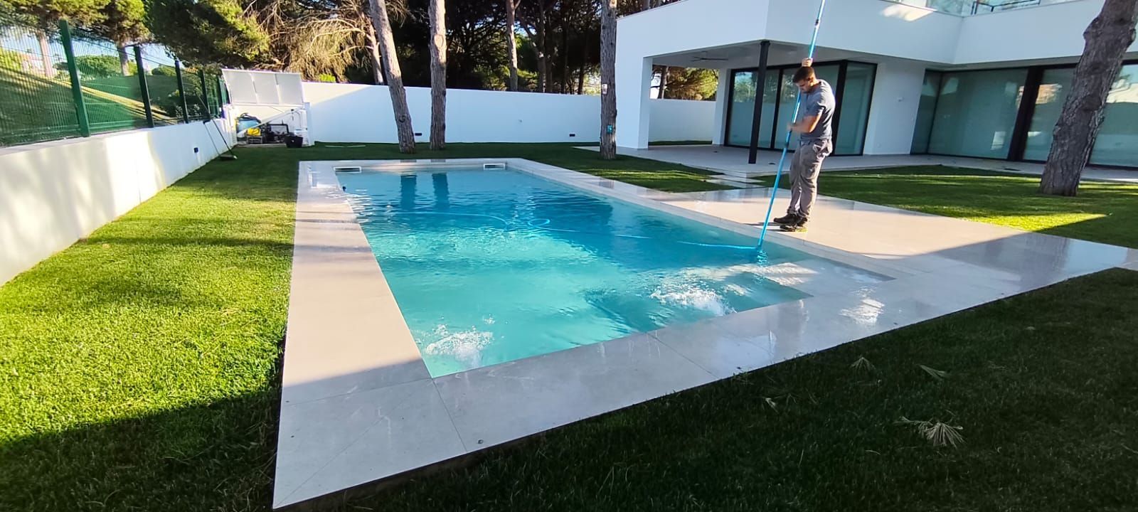 Una gran piscina en el patio trasero de una casa