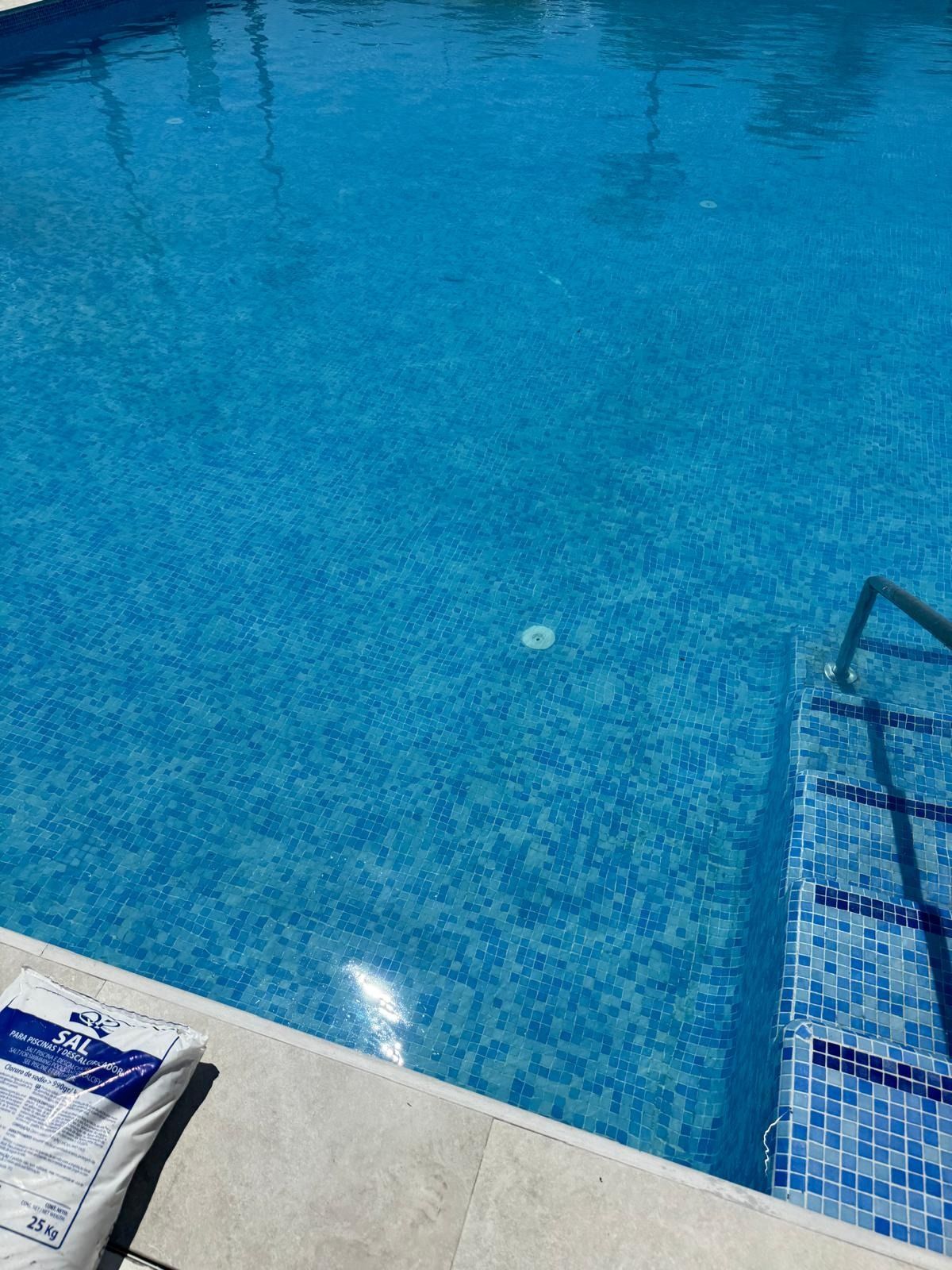 Una gran piscina con escaleras que conducen a ella.