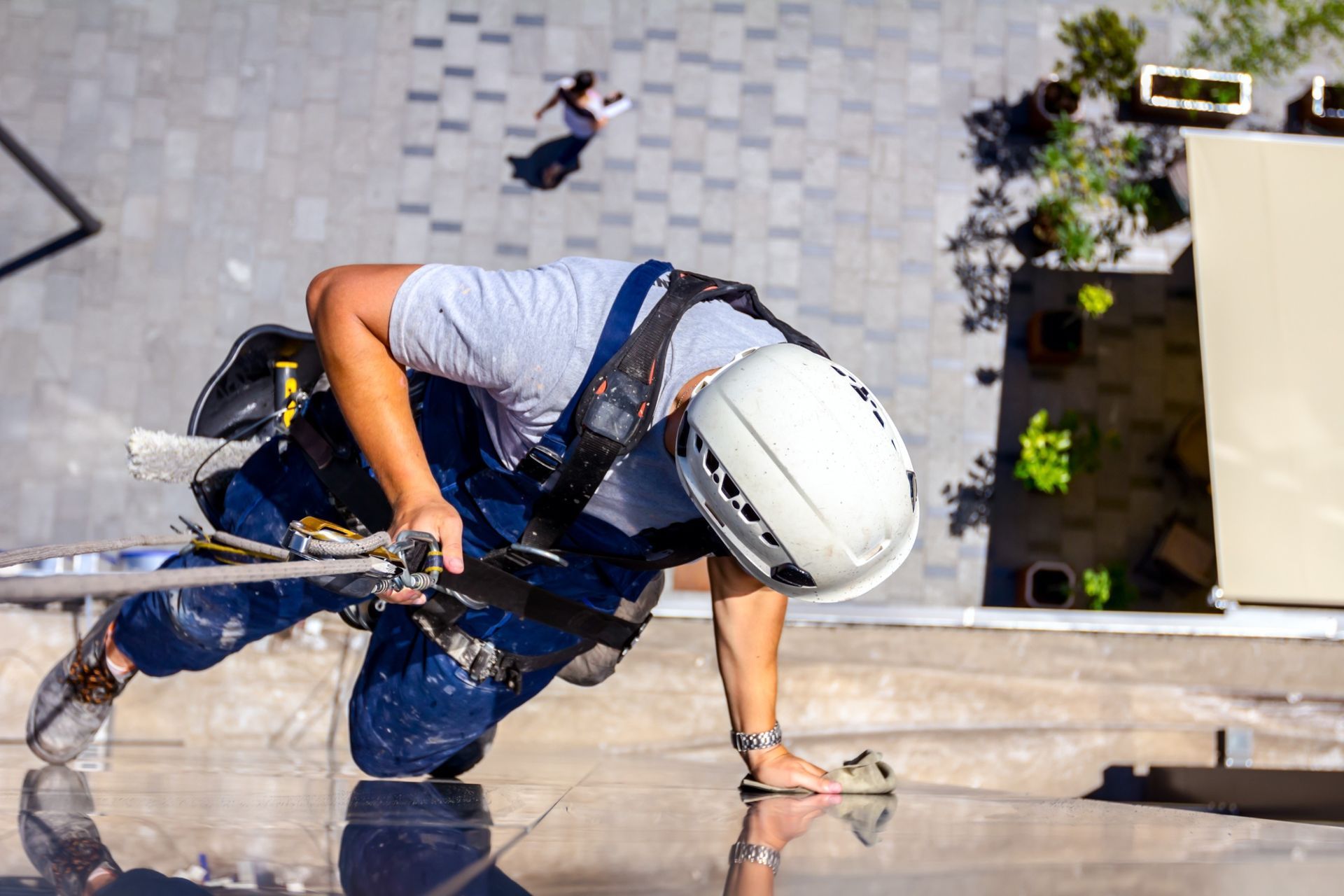Un hombre que lleva un casco está subiendo un edificio.