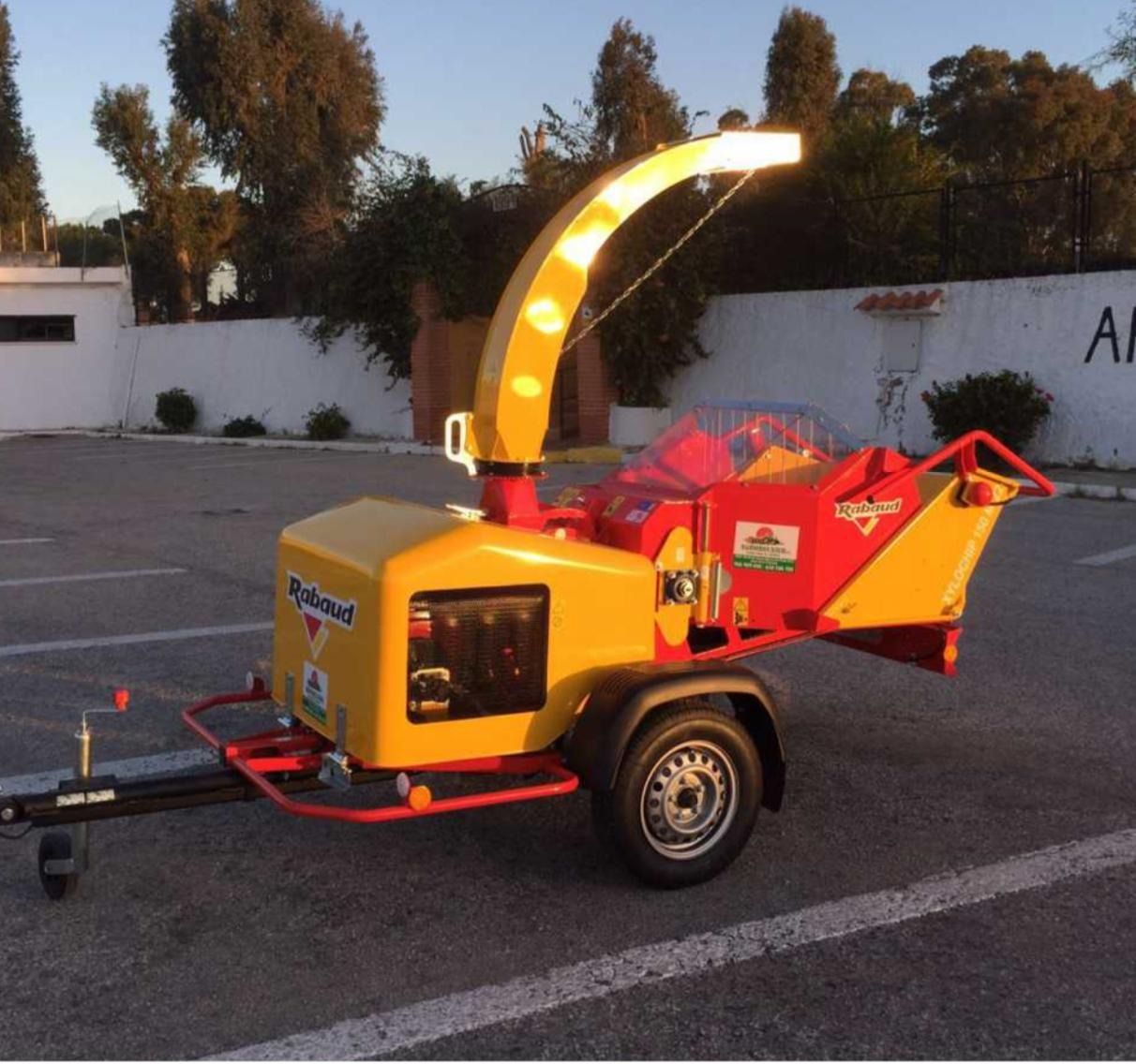 Una máquina amarilla y roja está estacionada en un estacionamiento