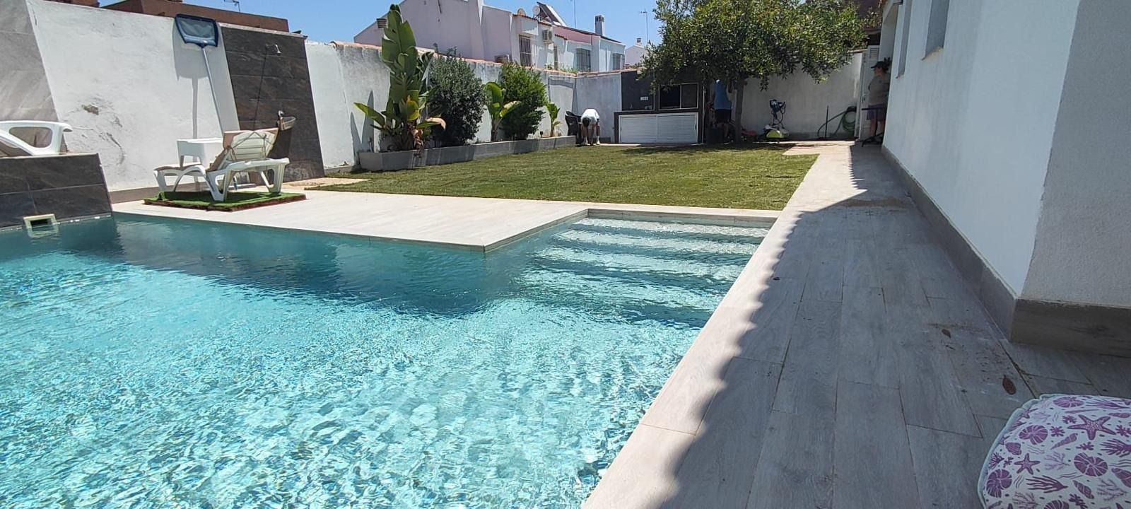Una gran piscina en el patio trasero de una casa