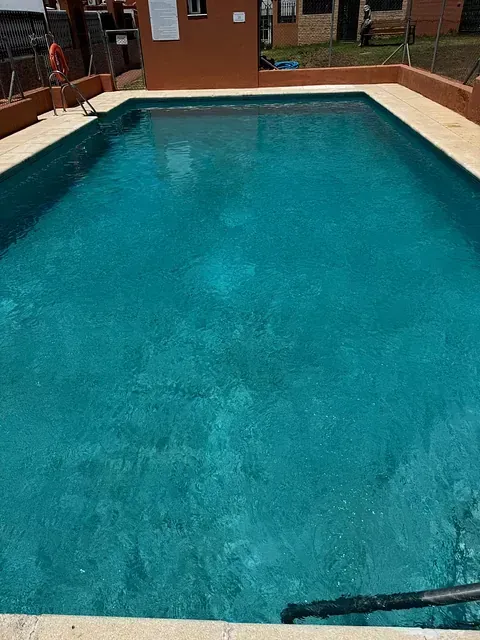 Una gran piscina con un salvavidas al costado.