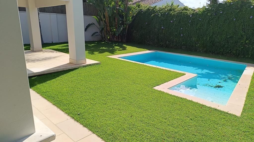 Una gran piscina en el patio trasero de una casa
