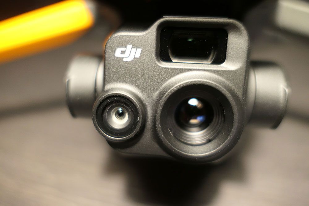 Eine Nahaufnahme einer DJI-Kamera auf einem Tisch.