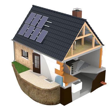 Ein Haus mit vielen Sonnenkollektoren auf dem Dach